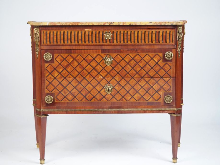 Commode de style Louis XVI en marqueterie, à décor de croisillons et d