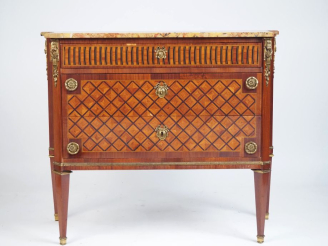Vente aux enchères Commode de style Louis XVI en marqueterie, à décor de croisillons et d