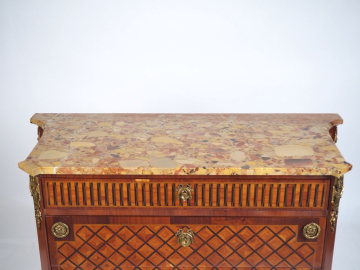 Commode de style Louis XVI en marqueterie, à décor de croisillons et d