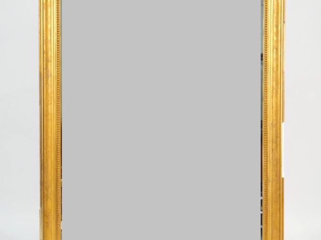 Glace de cheminée Napoléon III en bois et stuc doré, à décor de perles
