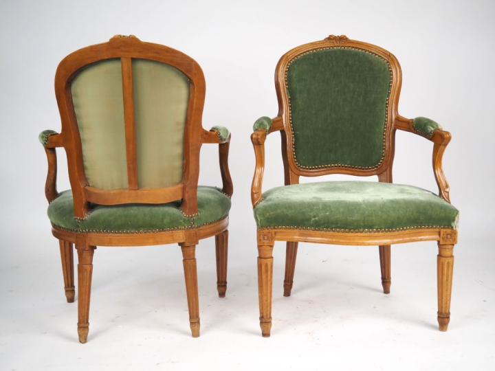 Paire de fauteuils cabriolet Transition Louis XV-Louis XV en bois natu