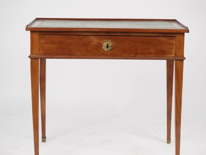 Table à écrire Directoire en acajou et placage d'acajou flammé ouvrant