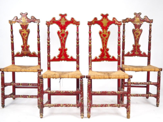 Vente aux enchères Suite de quatre chaises paillées espagnoles en bois laqué rouge et dor