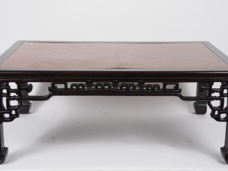 Vente aux enchères Table basse de style Extrême Orient en loupe et bois verni. Dim. 30 x 
