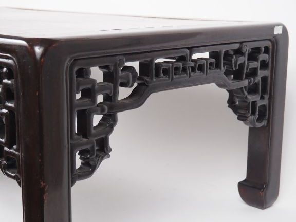 Table basse de style Extrême Orient en loupe et bois verni. Dim. 30 x 