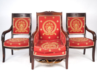 Vente aux enchères Paire de fauteuils de style Empire, garniture de tapisserie rouge et j
