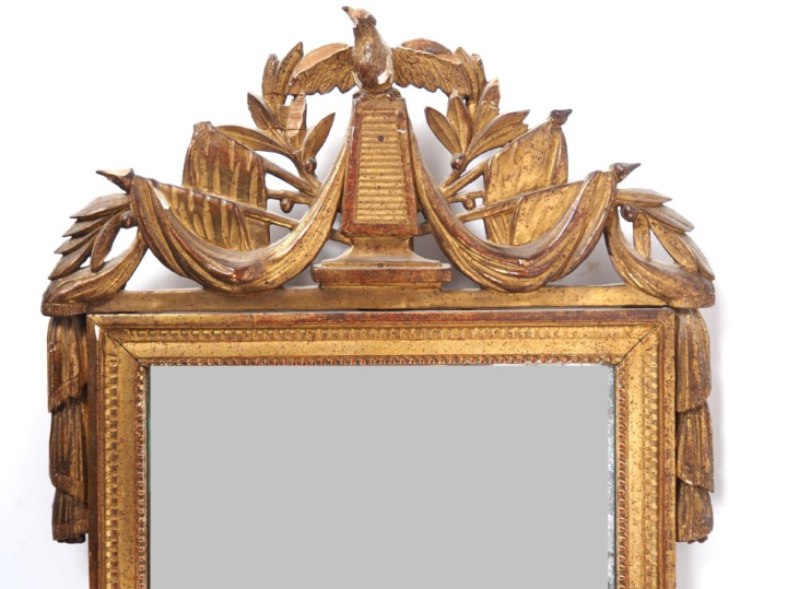 Miroir de style Louis XVI en bois sculpté et doré, fronton ajouré à dé