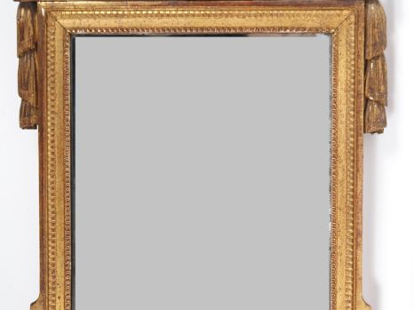 Miroir de style Louis XVI en bois sculpté et doré, fronton ajouré à dé