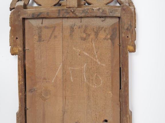 Miroir de style Louis XVI en bois sculpté et doré, fronton ajouré à dé