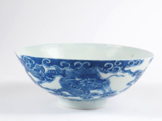 Vente aux enchères Vietnam, dynastie Nguyen, début XIXe siècle  Coupe en porcelaine bleu 