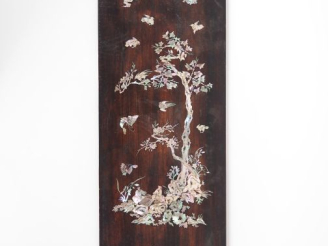 Vente aux enchères Vietnam, vers 1900 Elément décoratif vertical en bois, à décor de marq