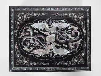 Vente aux enchères Vietnam, vers 1960  Grand coffret rectangulaire en laque et marqueteri