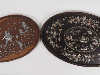 Vente aux enchères Vietnam, vers 1920 Deux plateaux en bois, à décor en marqueterie de na