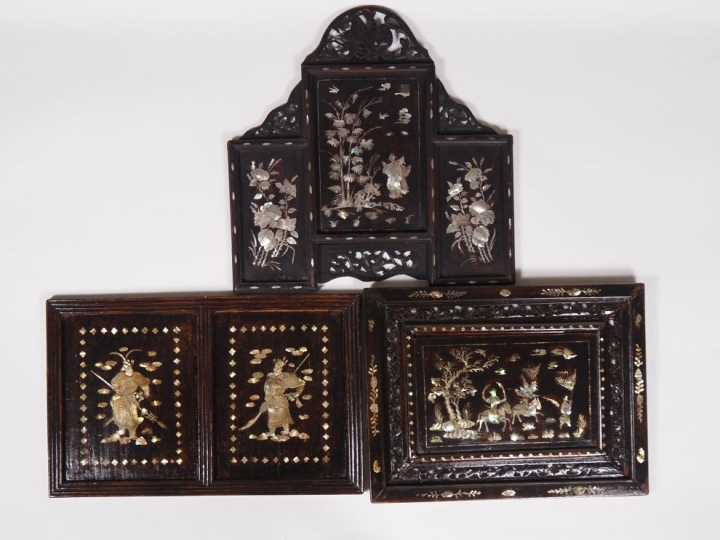 Vietnam, vers 1920 Trois panneaux en bois et marqueterie de nacre, à d
