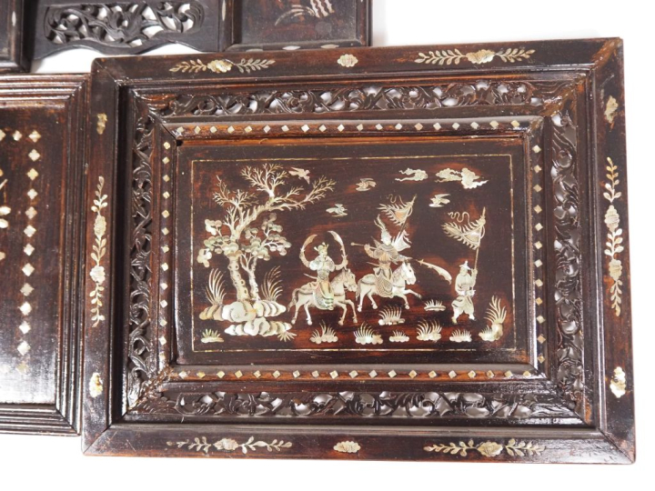 Vietnam, vers 1920 Trois panneaux en bois et marqueterie de nacre, à d