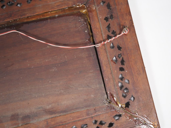 Vietnam, vers 1920 Trois panneaux en bois et marqueterie de nacre, à d