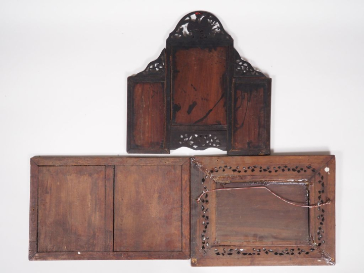 Vietnam, vers 1920 Trois panneaux en bois et marqueterie de nacre, à d