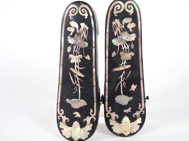 Vietnam, vers 1900 Paire de chaussures en bois et nacre, à décor de ch