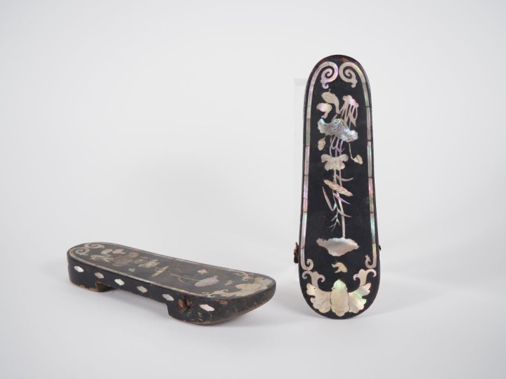 Vietnam, vers 1900 Paire de chaussures en bois et nacre, à décor de ch