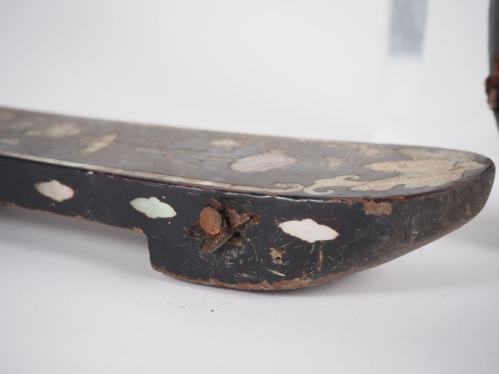 Vietnam, vers 1900 Paire de chaussures en bois et nacre, à décor de ch