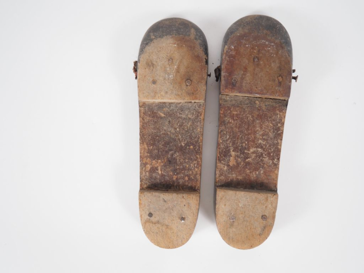 Vietnam, vers 1900 Paire de chaussures en bois et nacre, à décor de ch