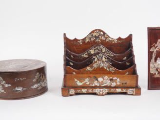 Vente aux enchères Vietnam, travail de Nandinh, vers 1920 Lot composé d’une boîte à étoff