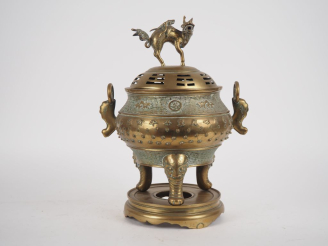 Vente aux enchères Vietnam, vers 1900 Brûle-parfum reposant sur trois pieds crachés par d