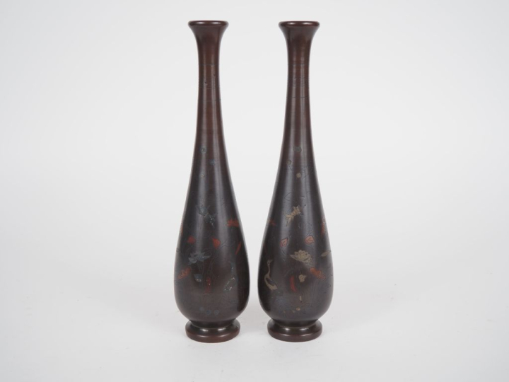 Vietnam, vers 1920,  Paire de vases soliflores en bronze, à décor niel