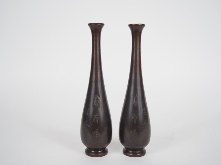 Vietnam, vers 1920,  Paire de vases soliflores en bronze, à décor niel