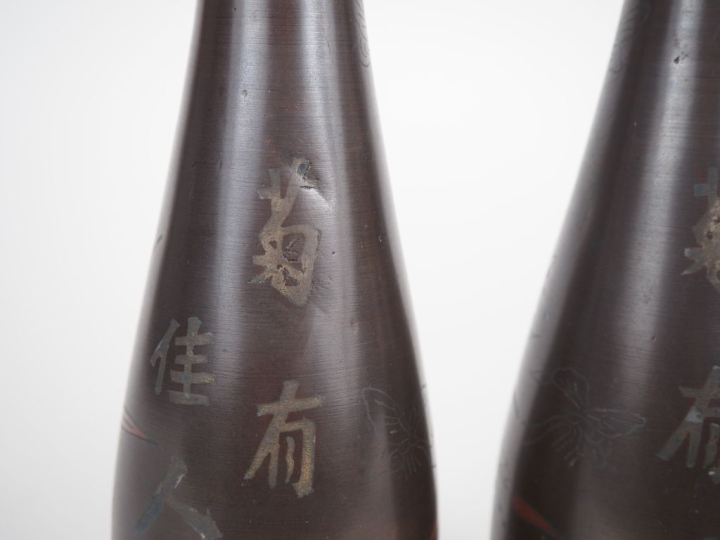 Vietnam, vers 1920,  Paire de vases soliflores en bronze, à décor niel