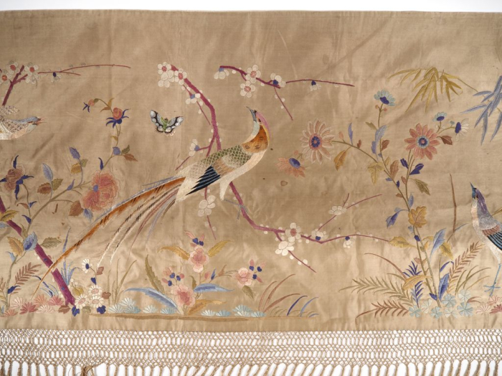 Vietnam, vers 1920 Elément de décoration en soie et lin brodé, à décor