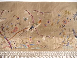 Vente aux enchères Vietnam, vers 1920 Elément de décoration en soie et lin brodé, à décor