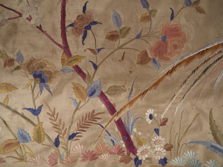 Vietnam, vers 1920 Elément de décoration en soie et lin brodé, à décor