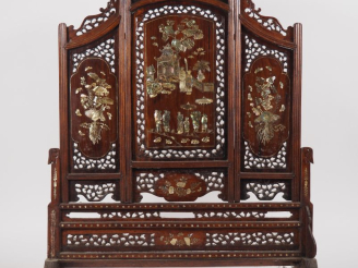 Vente aux enchères Vietnam, vers 1920 Lot comprenant un petit paravent à quatre feuilles,