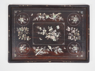 Vente aux enchères Vietnam, vers 1920 Plateau en bois à décor en marqueterie de nacre d’o