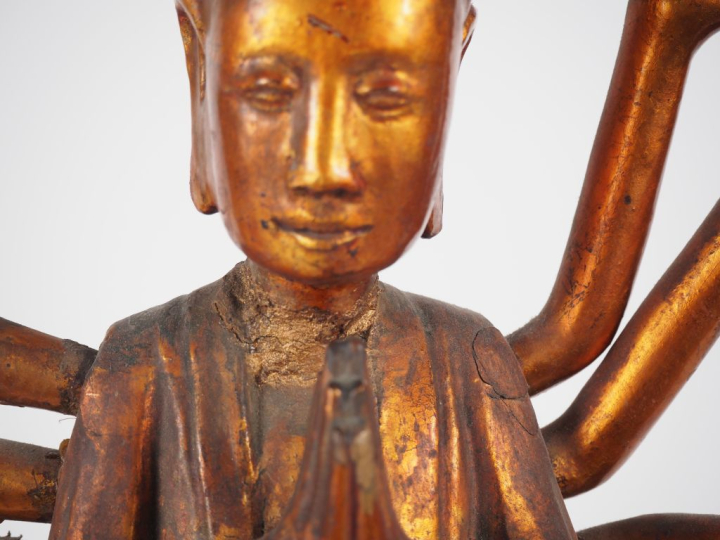 Vietnam, vers 1900 Statuette en bois anciennement laqué et doré, repré