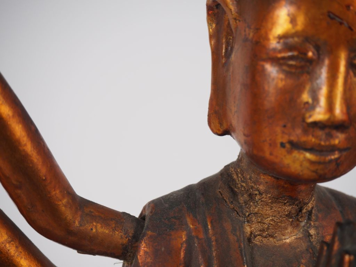 Vietnam, vers 1900 Statuette en bois anciennement laqué et doré, repré