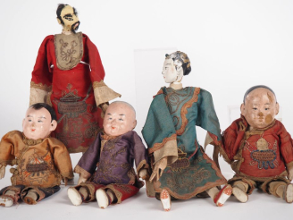 Vente aux enchères Chine, vers 1900 Ensemble comprenant cinq poupées, dont trois enfants 