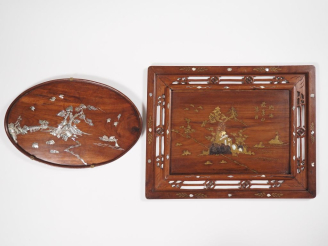 Vente aux enchères Vietnam, vers 1920, Deux plateaux en bois, l’un de forme rectangulaire