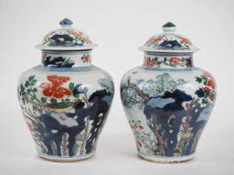 Vente aux enchères Chine, XVIIIe siècle  Paire de potiches couvertes de forme balustre en
