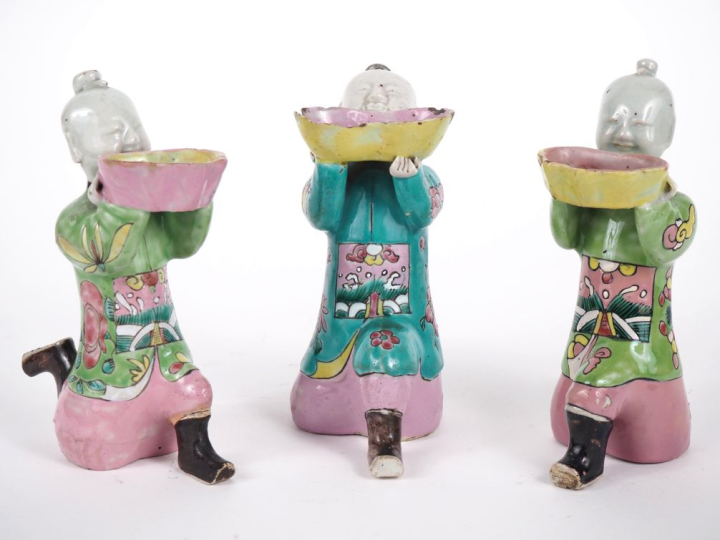 Chine, époque Jiaqing (1796-1820) Trois statuettes en biscuit et émaux
