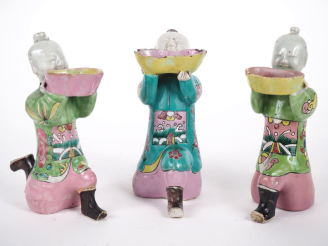 Vente aux enchères Chine, époque Jiaqing (1796-1820) Trois statuettes en biscuit et émaux