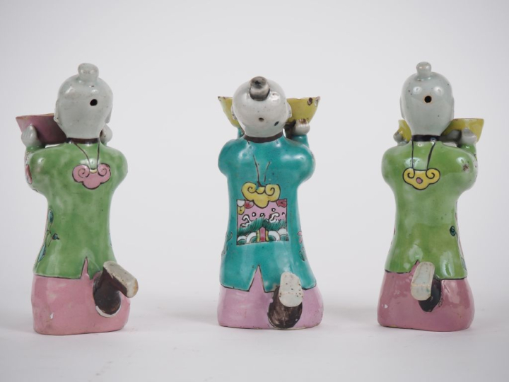 Chine, époque Jiaqing (1796-1820) Trois statuettes en biscuit et émaux