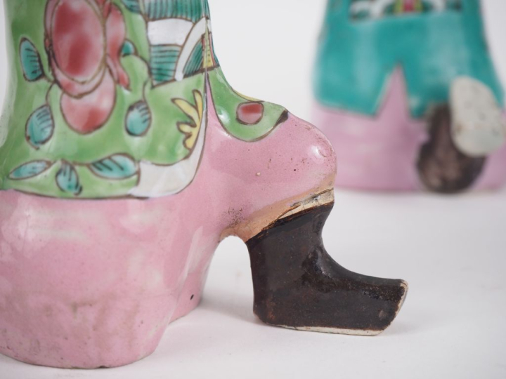 Chine, époque Jiaqing (1796-1820) Trois statuettes en biscuit et émaux