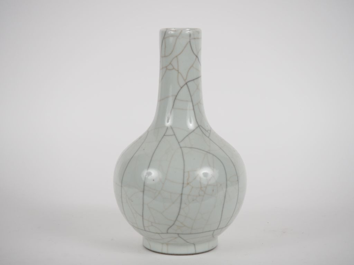 Chine, marque et époque Daoguang Vase pansu à long col en porcelaine e