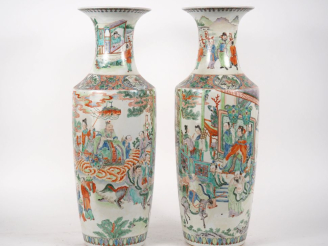 Vente aux enchères Chine, 2ème moitié du XIXe siècle  Paire de grands vases balustres en 
