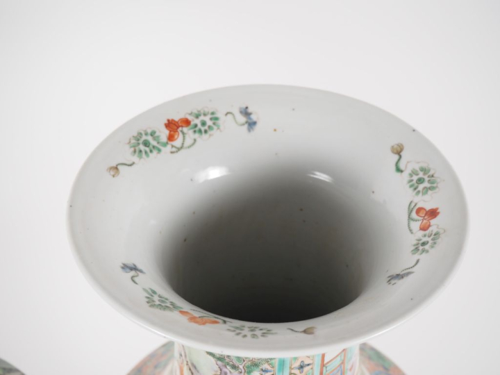 Chine, 2ème moitié du XIXe siècle  Paire de grands vases balustres en 