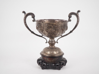 Vente aux enchères Chine, vers 1900 Importante coupe sur piédouche en argent, reprenant l