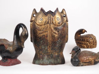 Vente aux enchères Chine, vers 1920 Ensemble d’objets en bois anciennement laqué et doré,