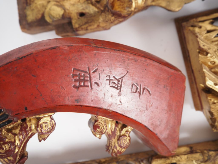 Chine, Ningbo, fin XIXe siècle  Ensemble d’éléments décoratifs en bois